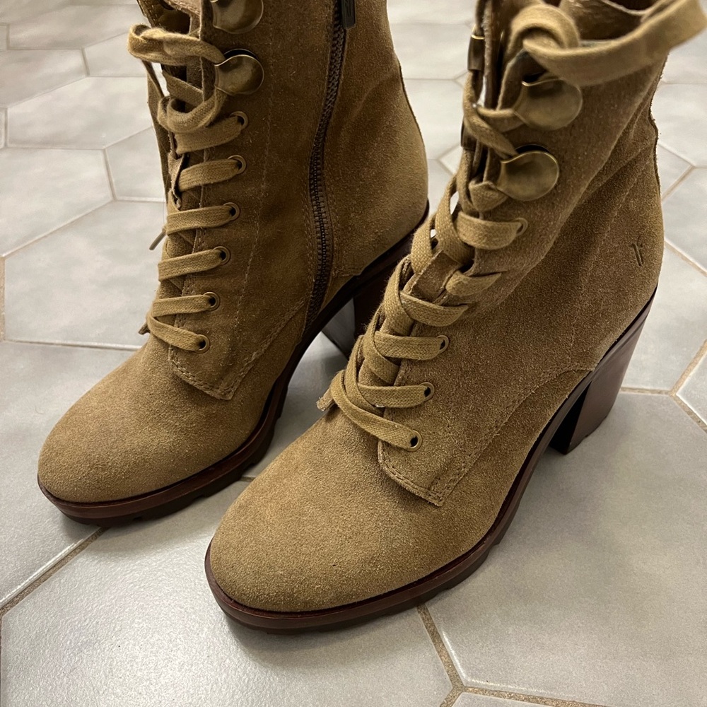 FRYE AND CO Tan Heeled Boots with Chunky Heel